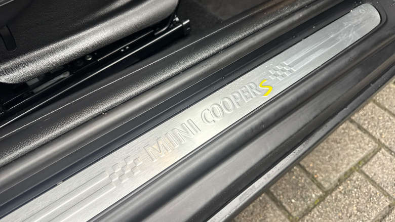 MINI Hatchback 135kW Cooper S Level 2 33kWh 3dr Auto Electric Hatchback